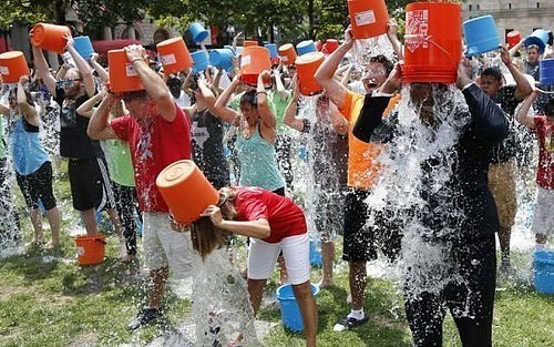 De Ice Bucket Challenge: heb je enig idee waar je aan doneert?