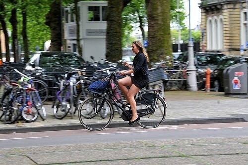Dit kunnen ze dan weer wel heel snel: Amsterdamse politie deelt eerste boetes uit voor appen op de fiets