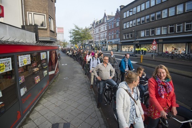 via http://www.duic.nl/nieuws/weer-tientallen-fietsers-bekeurd-bij-kruising-maliebaan-rij-van-meer-dan-100-meter-voor-verkeerslichten/