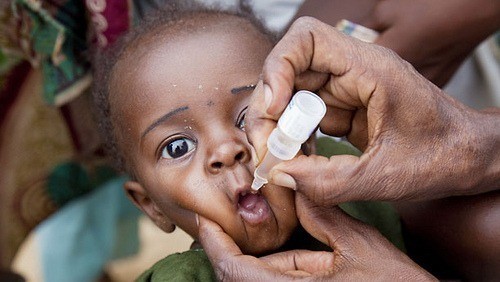 VN erkent dat grote polio uitbraak Afrika wordt veroorzaakt door vaccin Bill Gates