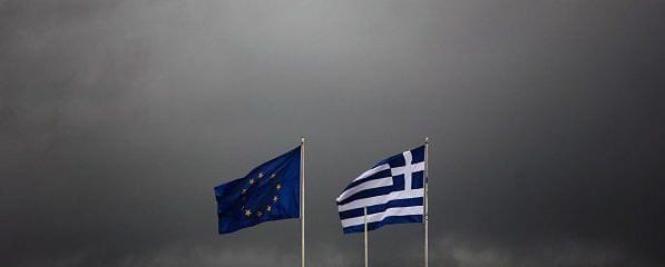 2015 05 05 13 53 08.dreigende lucht vlaggen eu en griekenland 01a e1430947455498