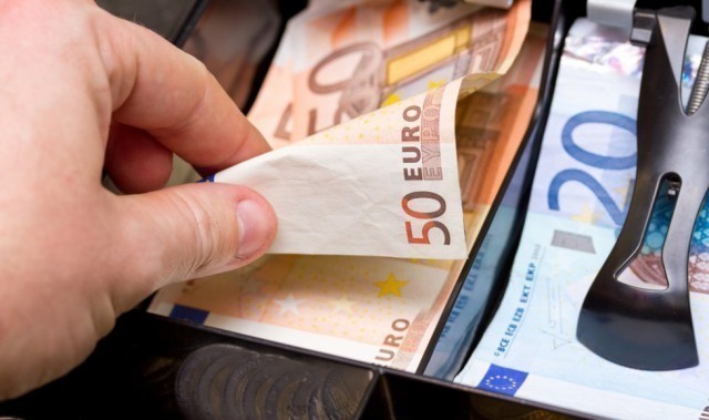hand-taking-euros-in-cash-register-640×379
