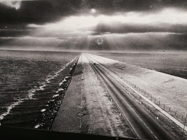 De Afsluitdijk in 1934 na aanleg