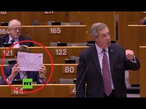 Donderspeech Nigel Farage tegen EU parlement over inreisverbod Trump: ‘Waar komt uw huichelarij vandaan’?