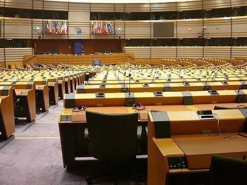 Politieke donderslag: 16 rechtse partijen gaan samenwerken om de grootste fractie in het Europees Parlement te worden