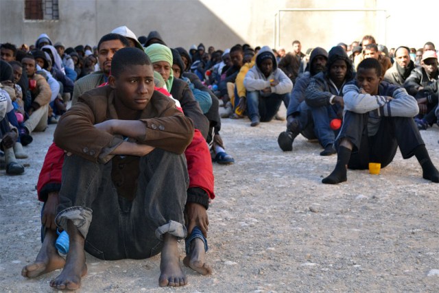 immigranten uit zwart afrika in gevangenschap in libi 2