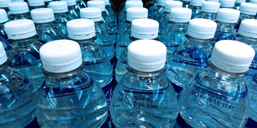 In flesjeswater zit zelfs nog meer plastic dan in water van de kraan blijkt nu