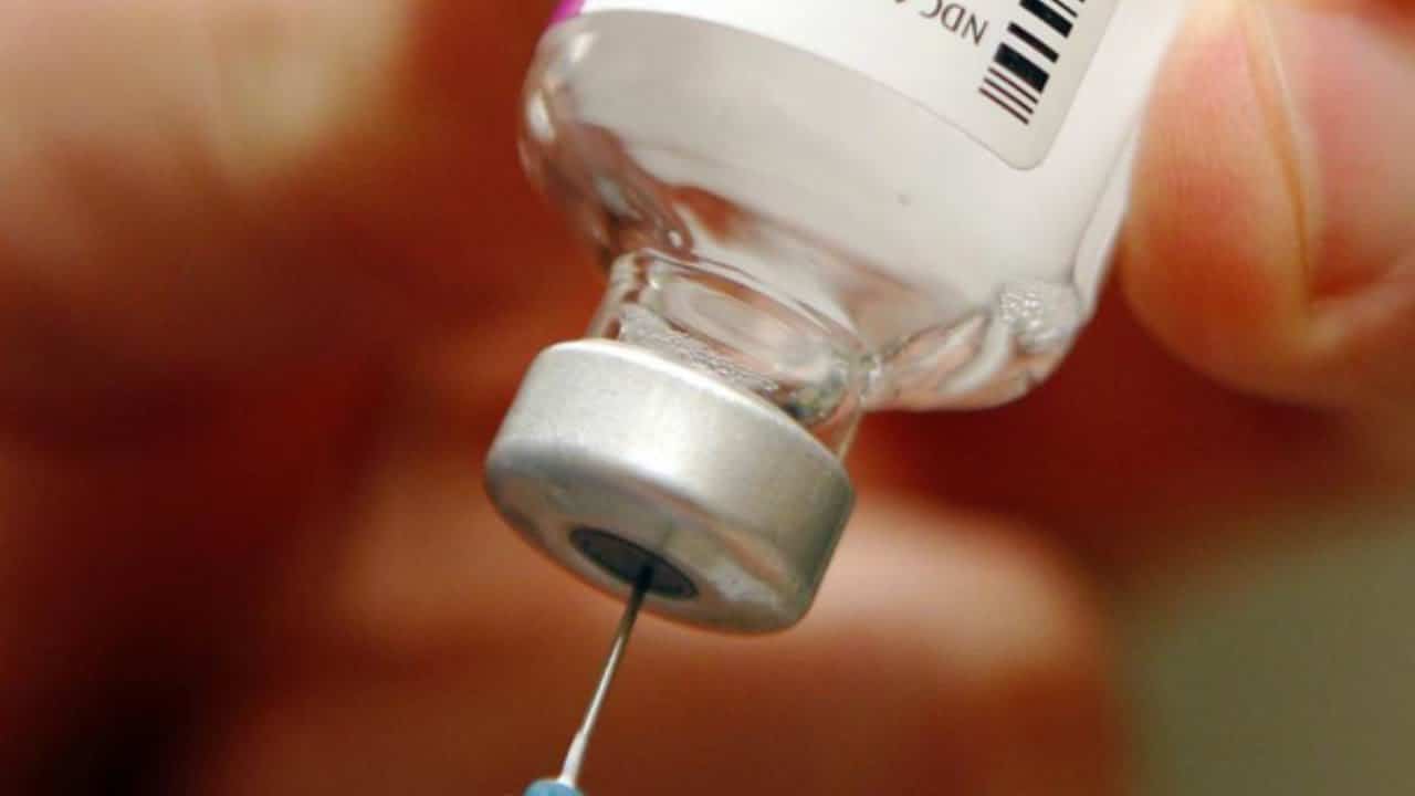 Nano deeltjes in Pfizer vaccin volgens minister De Jonge ‘risico’, maar vaccin komt er toch