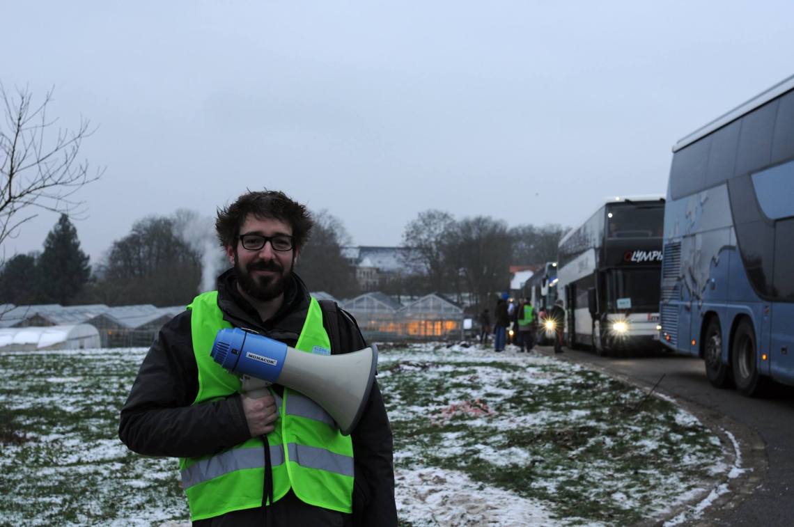 Klimaatspijbelmars: met walmende vervuilende dieselbussen achter de linkse leraar aan