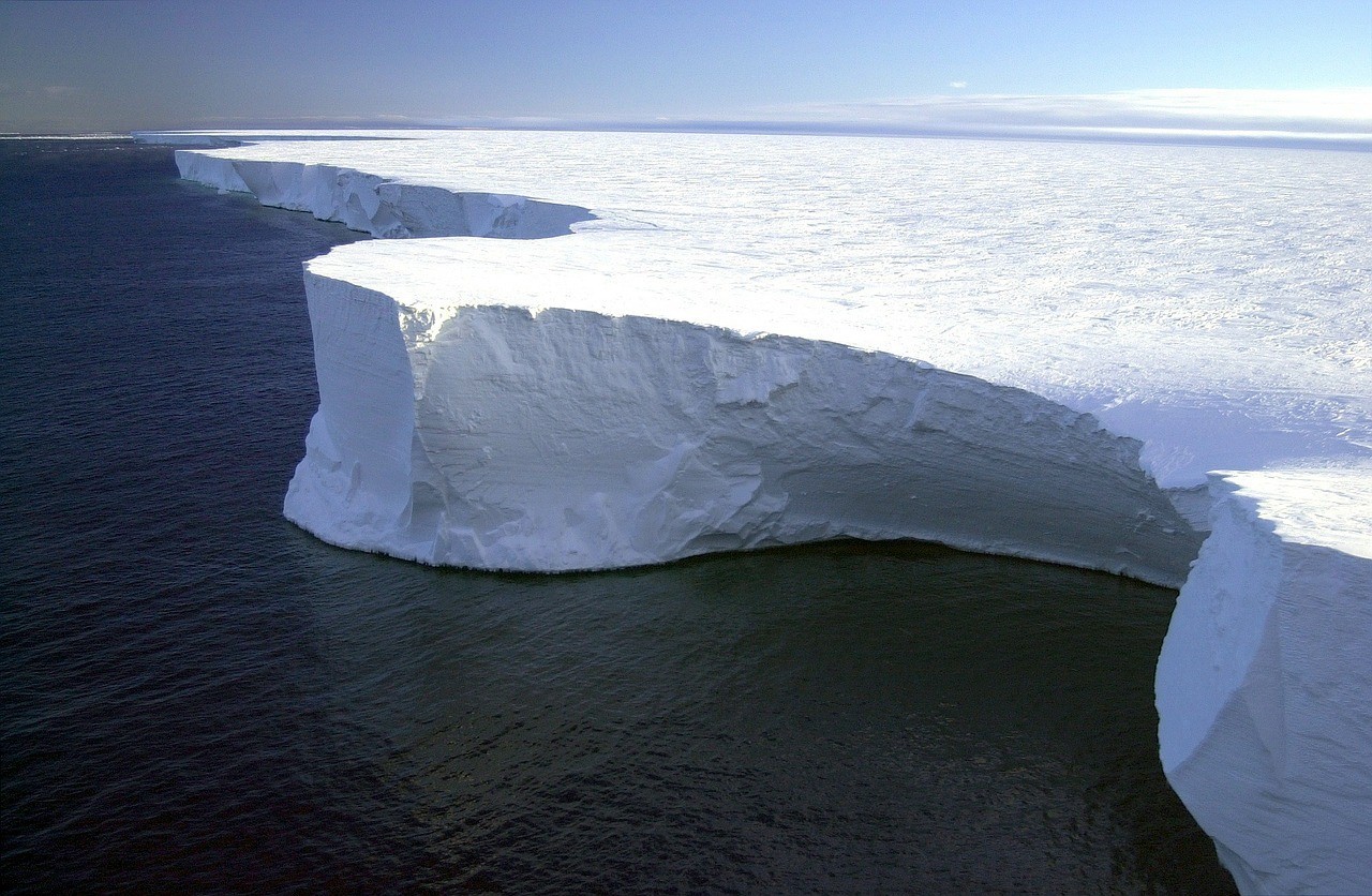 Afgelopen decennia is het Arctisch en Antarctisch zee-ijs in omvang toegenomen, meer dan in de afgelopen 10.000 jaar