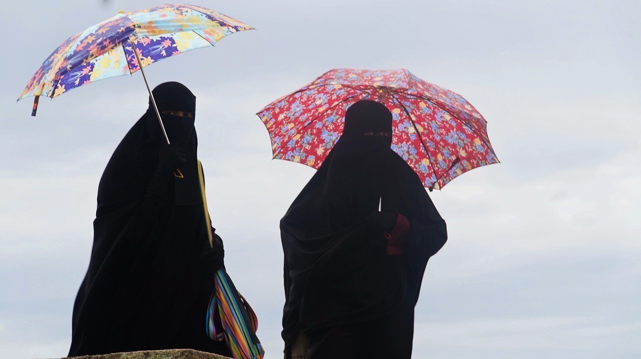 ‘Moslims voelen zich onprettig bij schaars geklede, lelijke mensen’ willen eigen Haagse halalstrand