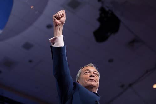 Eindbaas Nigel Farage flikt het weer: ‘Brexit Party’ met kop en schouders boven de rest