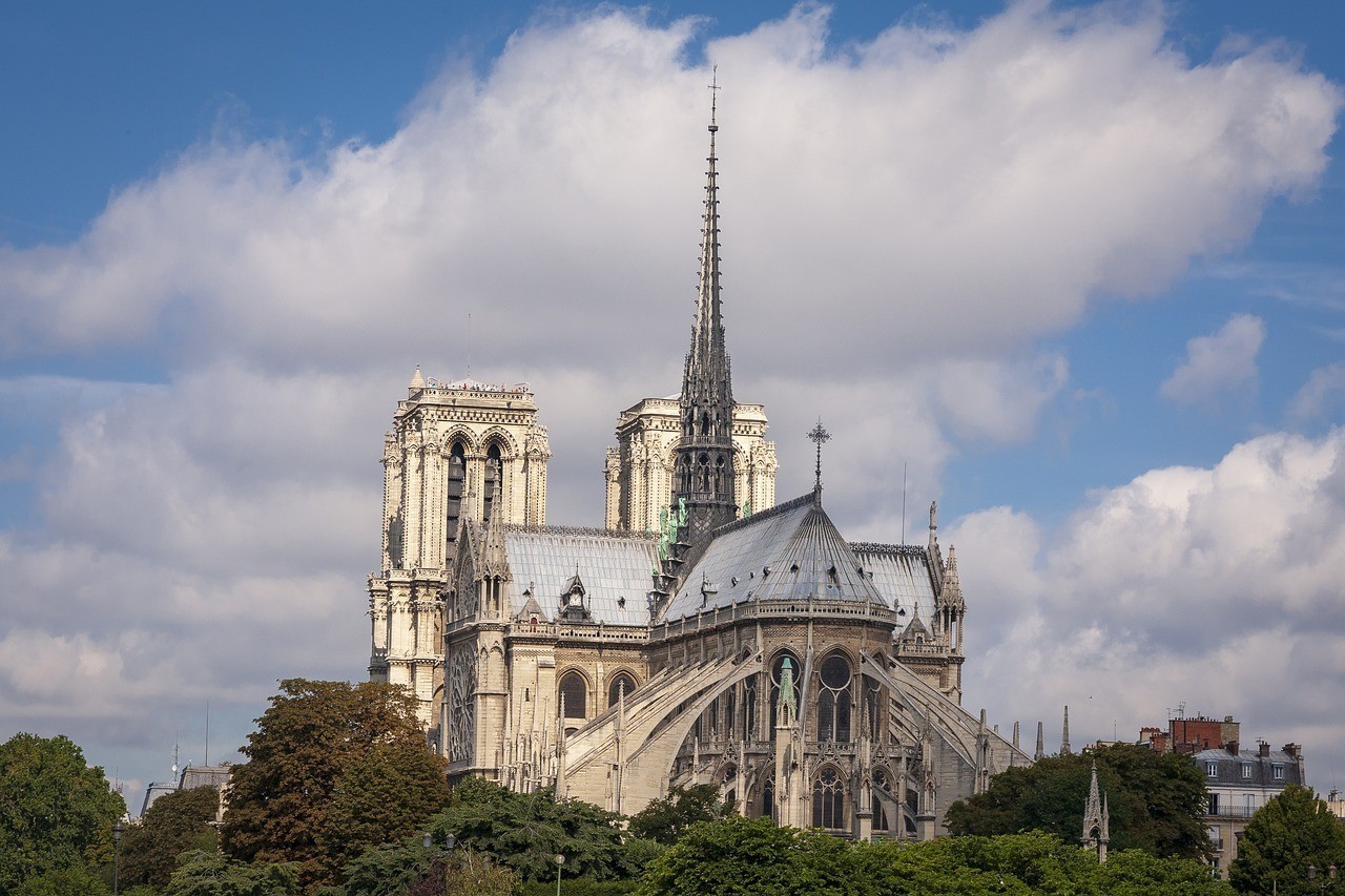 Notre Dame moet weer worden opgebouwd zoals het was tot ergernis van Macron