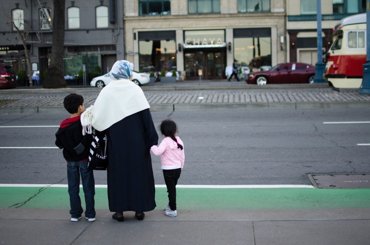 family street woman children muslims refugees migrants motherhood 820584