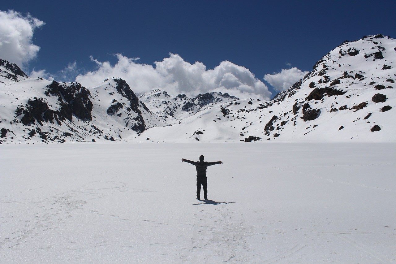 Voor het eerst in twee decennia ligt er in juli een dikke pak sneeuw op de bergpassen van de Himalaya