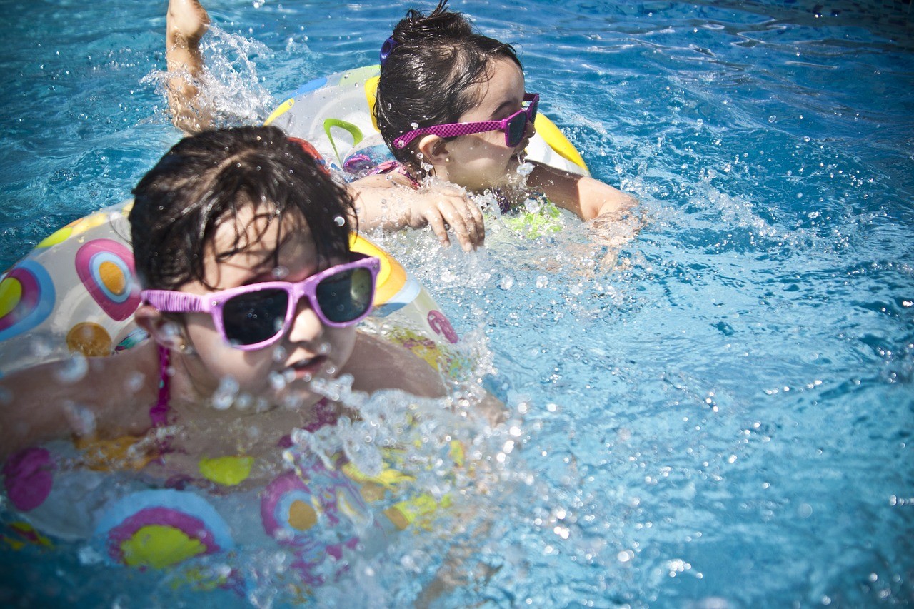 Terreur-zwembad beschermt actief tuigjongeren, zet slachtoffers onder druk géén aangifte te doen