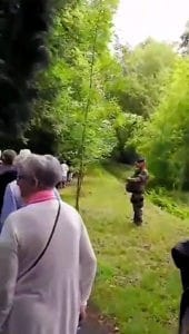 franse katholieke processie bewaakt door soldaten