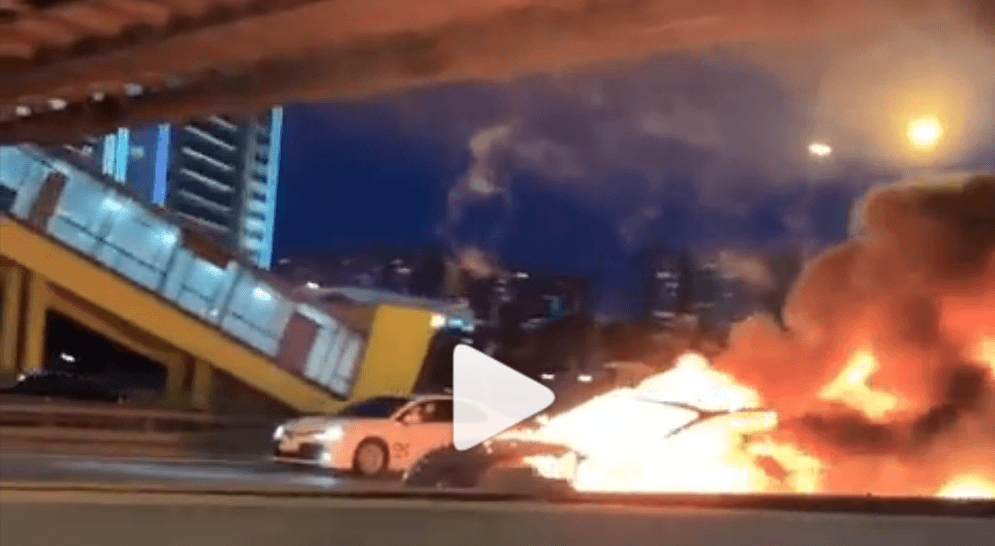 Holy shit: Tesla op autopilot botst tegen sleepwagen, explodeert in vlammenzee
