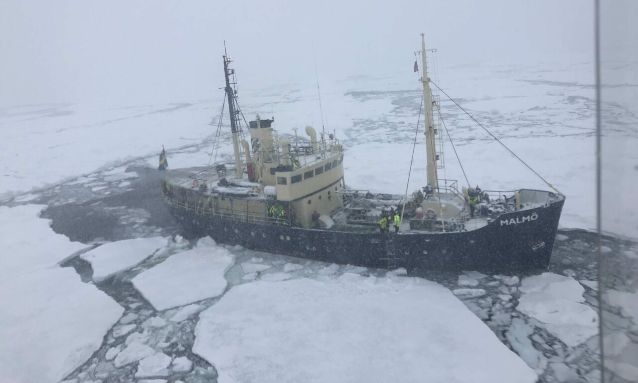 Dik Arctisch ijs stopt weer een schip van klimaatverandering documentaire makers