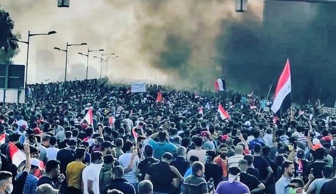 Anti-regeringsprotesten in Irak eisen mensenlevens: ‘De lucht is zwart en ruikt naar traangas en buskruit’