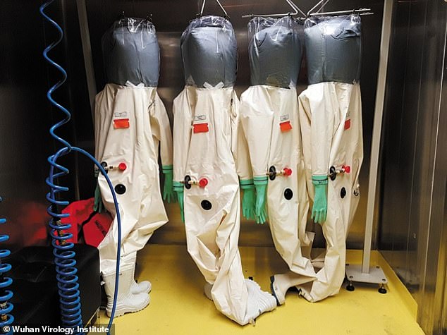 Deze Hazmat-pakken zijn bedoeld om wetenschappers te beschermen tegen gemakkelijk overdraagbare virussen, zoals die kunnen worden opgelopen door in te ademen, terwijl ze in het Wuhan-laboratorium werken