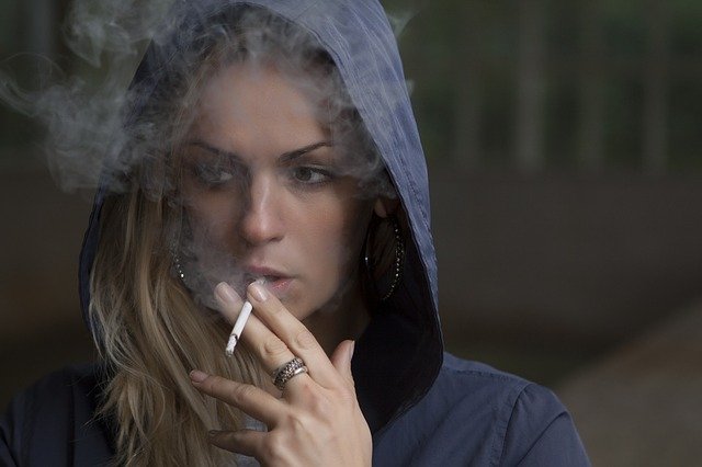 De roker als nieuwe pest: Roker vormt ook in een rookvrije ruimte een gevaar voor zijn omgeving