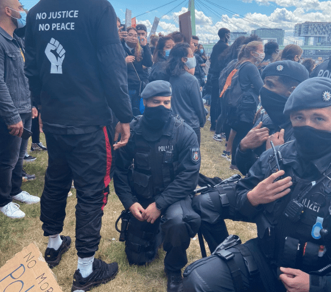 Duitse politieagenten vernederen zichzelf en knielen voor BLM-demonstranten