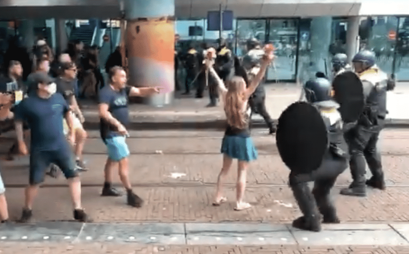 Mensen toch naar Den Haag om te protesteren tegen Corona-maatregelen, eindigt natuurlijk in politiegeweld