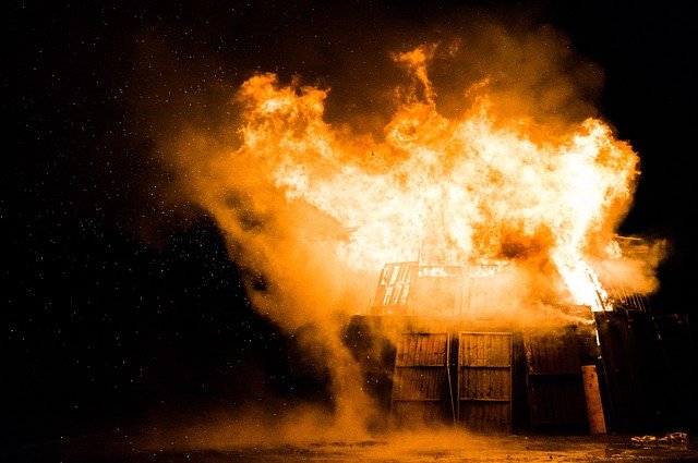 Armeniërs steken hun huizen in brand: “Turken gaan onze huizen niet krijgen”
