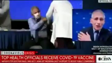 Dr. Fauci wordt gevaccineerd