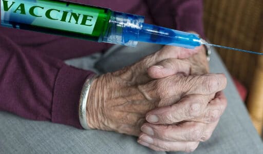 Er gaat iets goed fout: Pfizer-vaccin doodt 'ongeveer 40 keer meer ouderen dan covid-19 zelf'