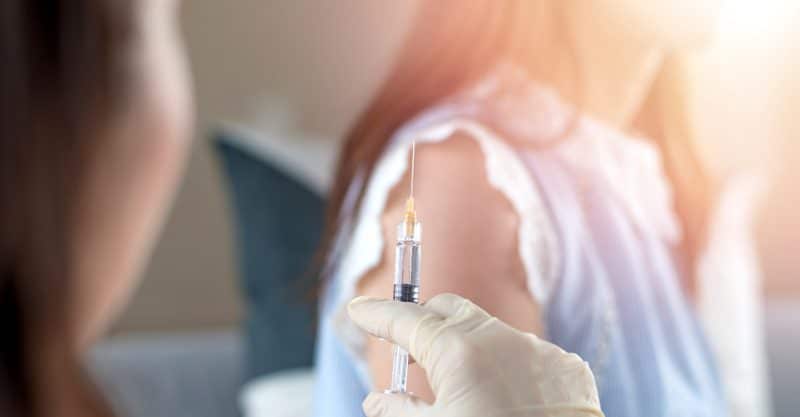 Dit is waarom jonge mensen en vooral vrouwen meer ernstige bijwerkingen van het vaccin kunnen verwachten