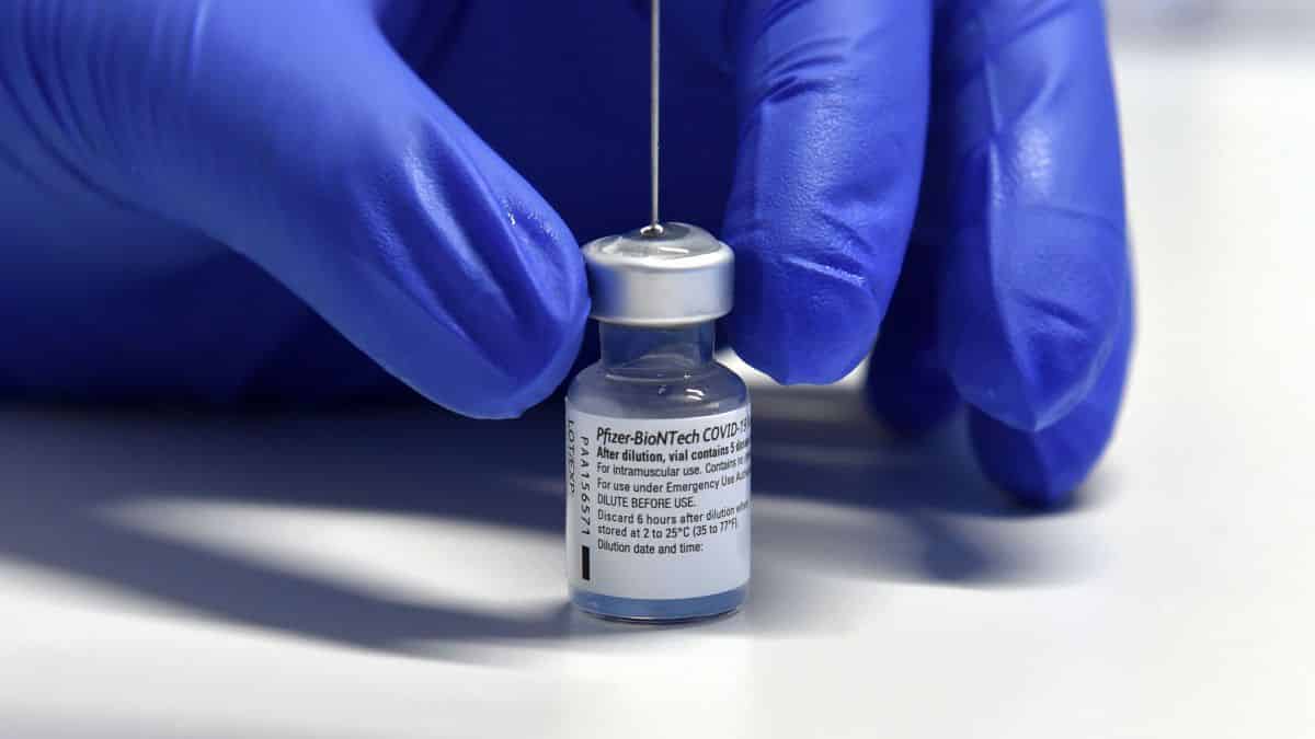Aantallen Corona gevallen en -doden lopen evenredig op met het aantal gezette vaccinaties