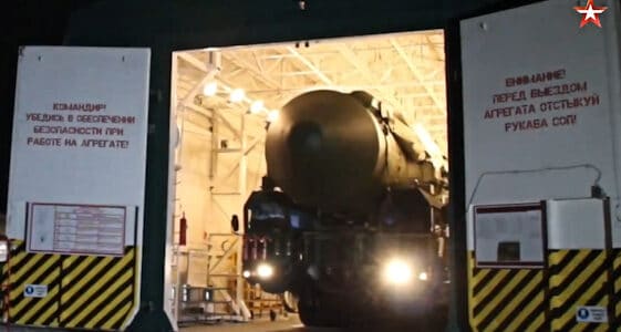 NAVO gewaarschuwd: Rusland rijdt drie RS-24 kernraketten uit hangars