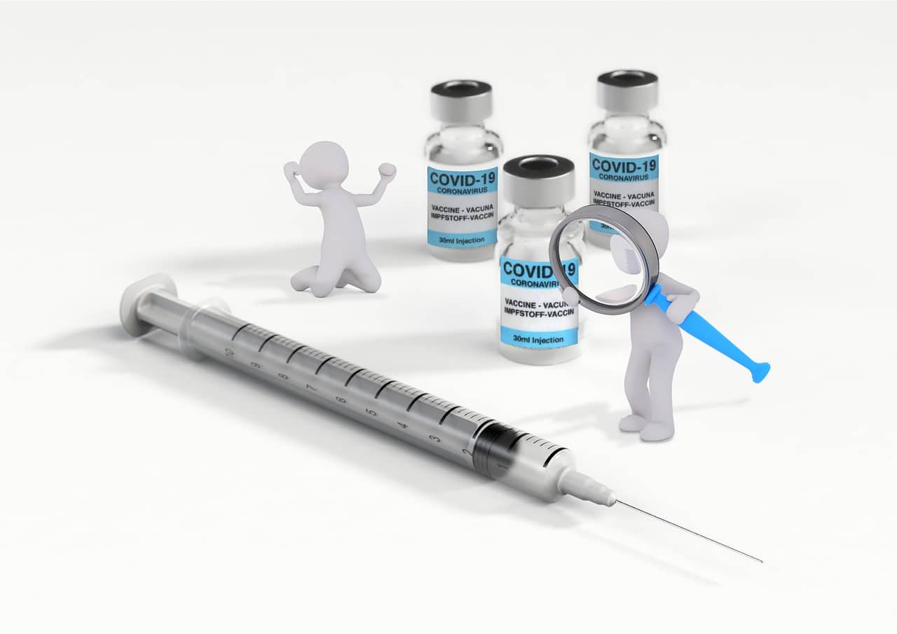 Vaccine Syringe Miniature Figures  - wir_sind_klein / Pixabay