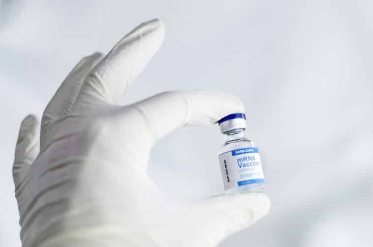 Vaccine Coronavirus Medical Hand  - spencerbdavis1 / Pixabay